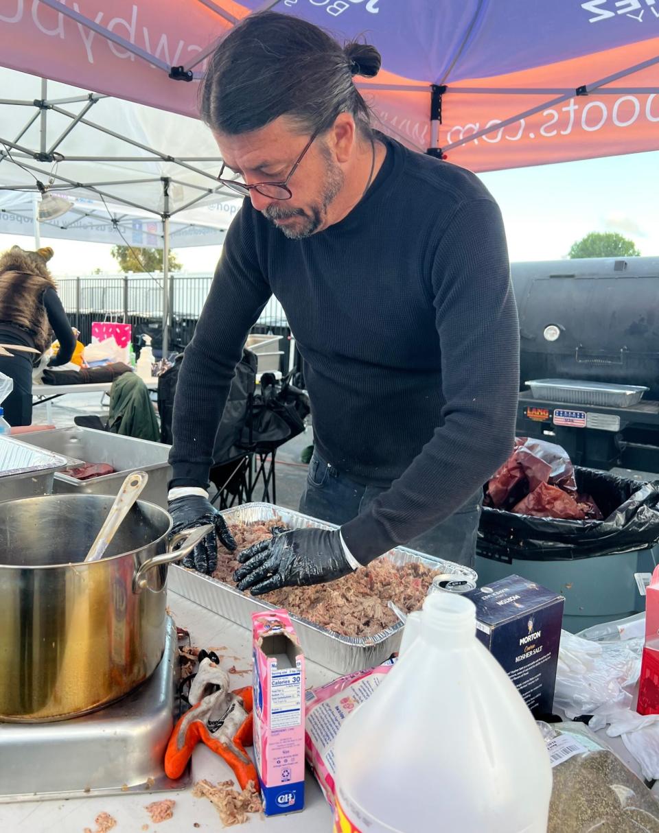 dave grohl volunteering and barbecuing for hope the mission. courtesy of Hope the Mission.