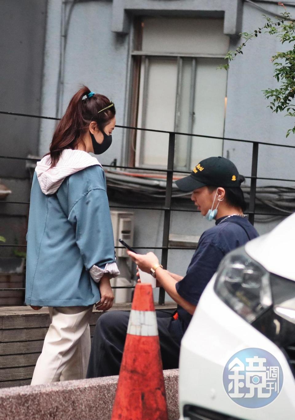 15：55 吳姍儒和男友買了飲料後到附近路邊花圃坐下閒聊。