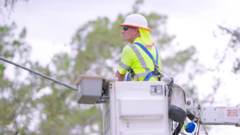 Technician working on broadband network (Photo: Business Wire)