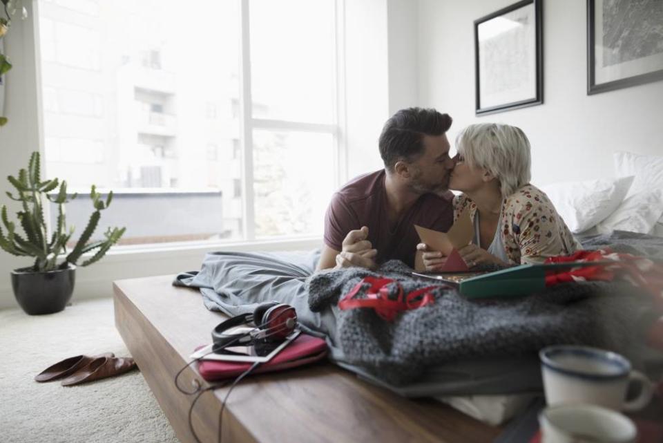 Son muchos los que prefieren quedarse y dar rienda suelta a los sentimientos en el calor y la intimidad del hogar. (Foto: Getty)