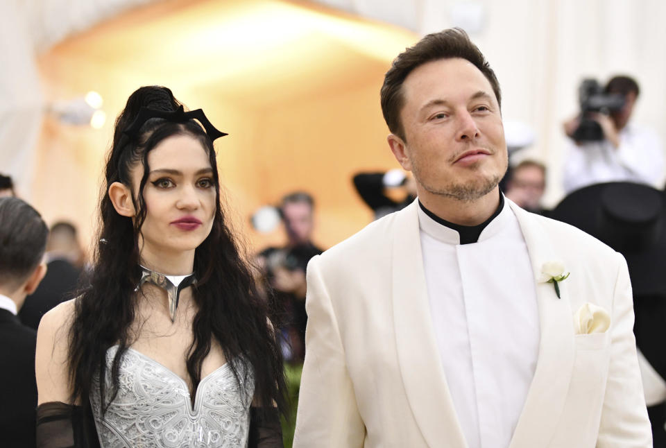 Musk und Grimes bei einem öffentlichen Auftritt. - Copyright: Charles Sykes/Invision/AP, File