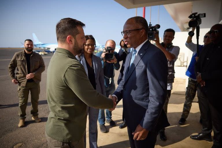 Zelensky saluda al primer ministro de Cabo Verde, durante una escala técnica en su viaje a Buenos Aires