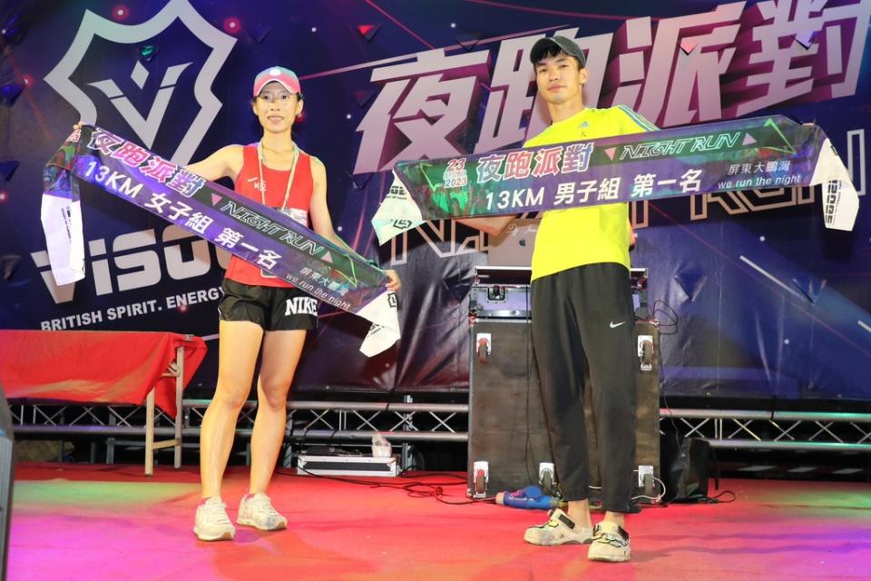 《圖說》13公里路跑組男子組第一名顧紘慈與稱后女子組的蕭湘鈴，在舞台光鮮合影。（圖／路跑主辦單位提供）