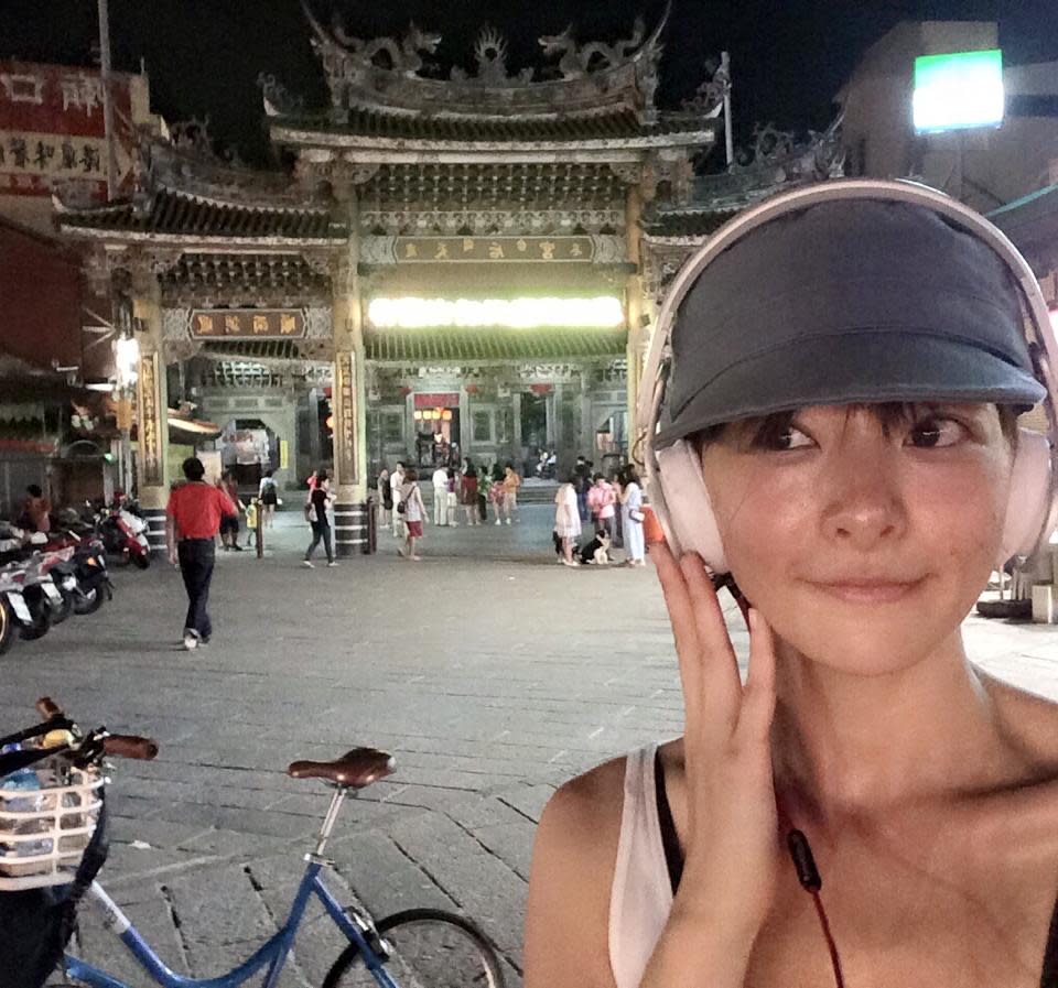 李依瑾好不容易才抵達鹿港天后宮，卻發現當地氛圍已和歌曲大有不同。