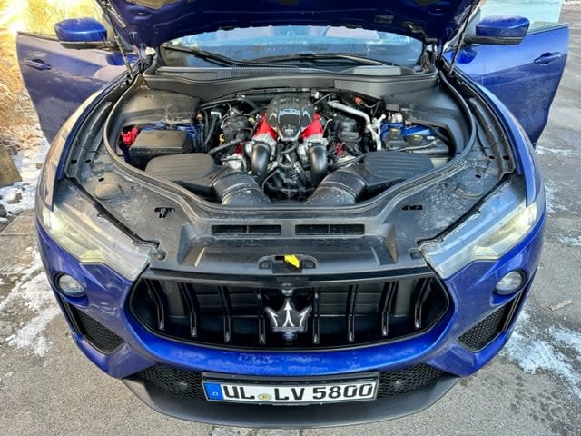 Kunst am (Motoren-)Bau: Bei Ferrari in Maranello zusammengesetztes "Trophäen“-Triebwerk des im norditalienischen Maserati-Werk Mirafiori komplettierten Levante.  - Copyright: Henning Krogh