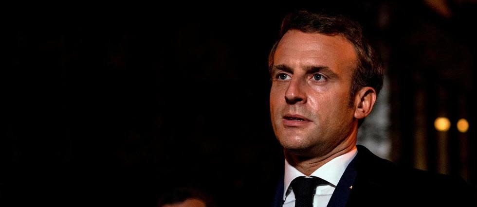 Emmanuel Macron, devant le collège de l'enseignant tué, à Conflans-Saint-Honorine, vendredi 16 octobre.
