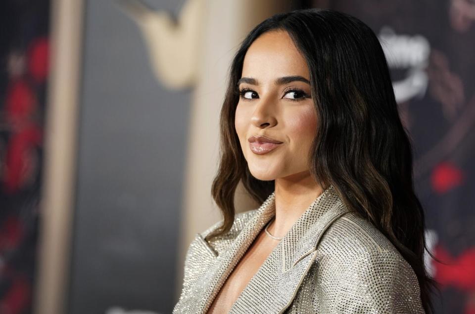 Becky G llega al estreno de "This Is Me... Now: A Love Story" el martes 13 de febrero de 2024