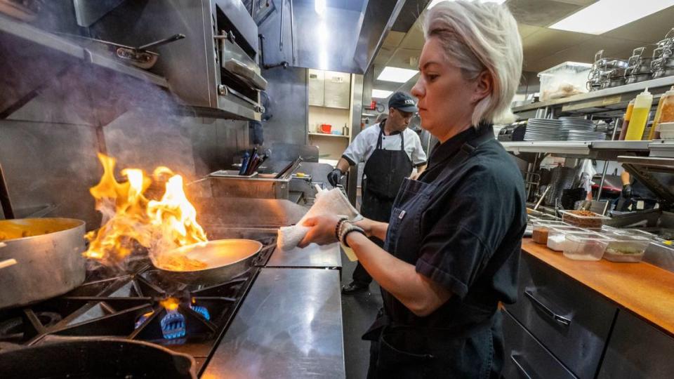 La chef Eileen Andrade trabajando en la cocina de Finka Table and Tap, en Kendall.