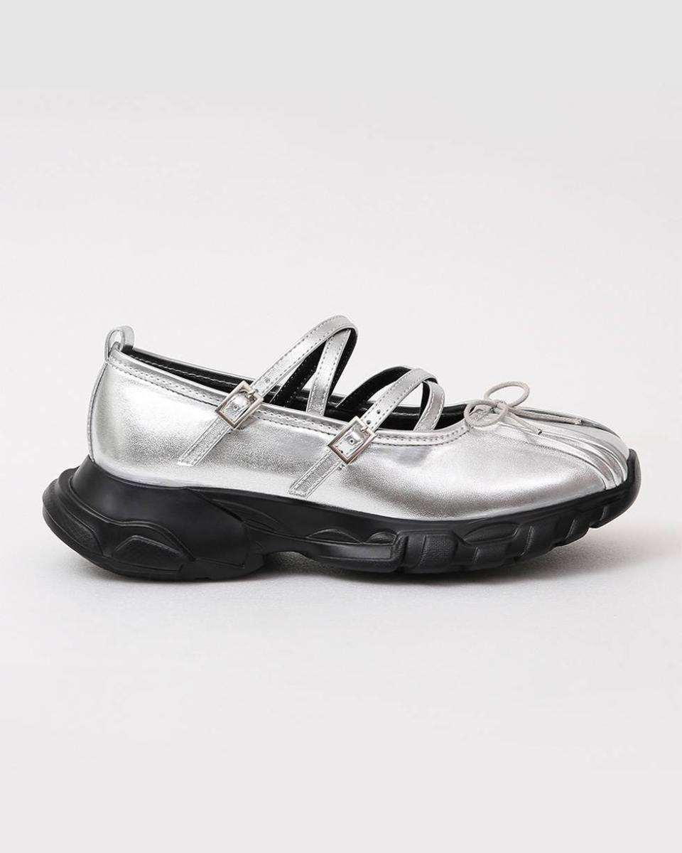 活力芭蕾．蝴蝶結交叉帶瑪莉珍運動鞋，NT$1,680圖片來源：D+AF