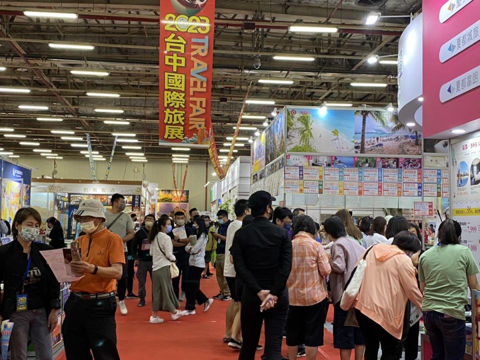 消費人潮來了業者卻少了，台中國際旅展參展廠商少三成，觀光旅宿業首度現場徵才。（圖：寇世菁攝）