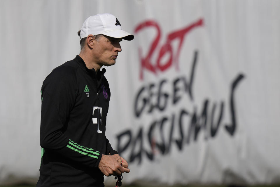 El técnico de Bayern Múnich Thomas Tuchel previo a un entrenamiento, el lunes 29 de abril de 2024, en Múnich. El eslogan en el fondo es contra el racismo. (AP Foto/Matthias Schrader)