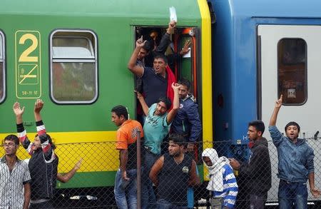 Migrants protest at the railway station in the town of Bicske, Hungary, September 4, 2015. REUTERS/Laszlo Balogh