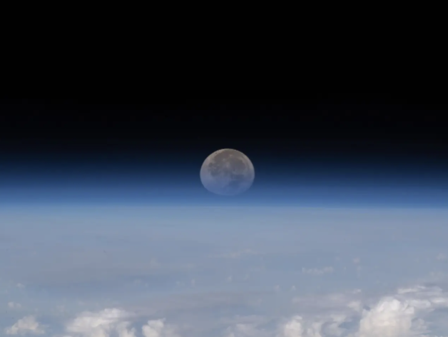 Der Mond geht unter dem Horizont der Erde unter, gesehen von der Internationalen Raumstation in der Umlaufbahn. - Copyright: NASA