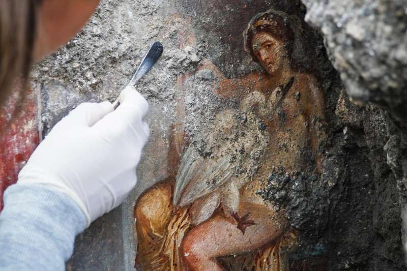 麗達與化身為天鵝的宙斯做愛，考古學家在龐貝古城發現了一幅壁畫。（AP）