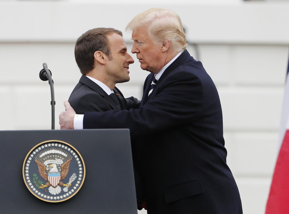 (FOTOS) Doble beso francés y mucha pompa: así recibió Trump a Macron en la Casa Blanca