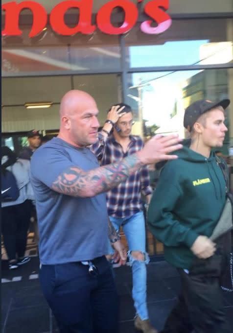 A large crowd gathered outside while Justin was in Nandos. Source: Twitter