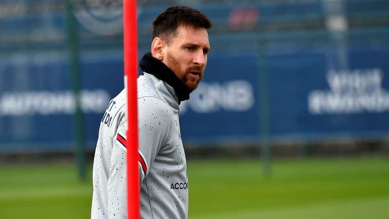 Lionel Messi, con gesto adusto durante el entrenamiento en PSG