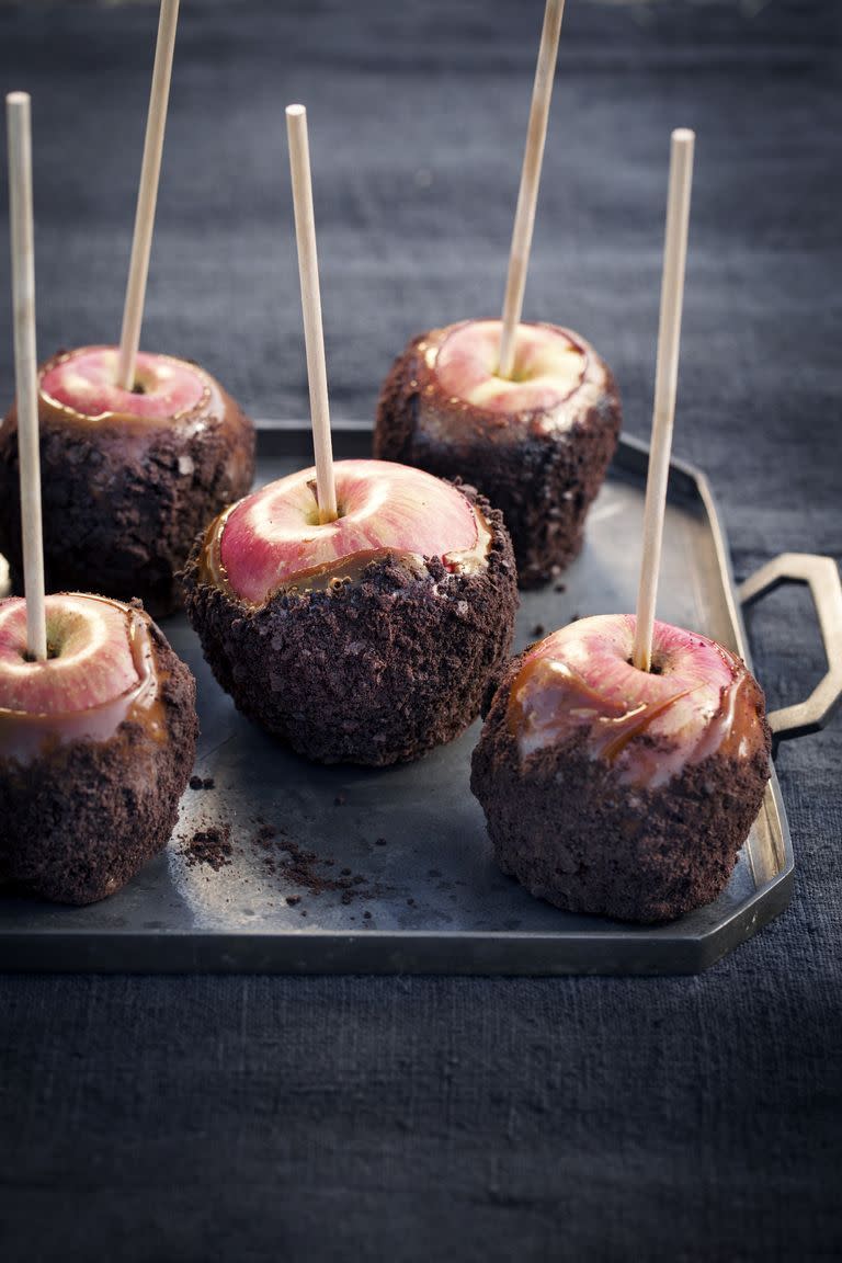Cookie-Coated Caramel Apples