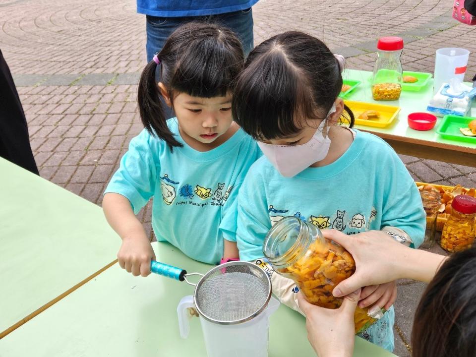 幼兒體驗自製橘子清潔劑