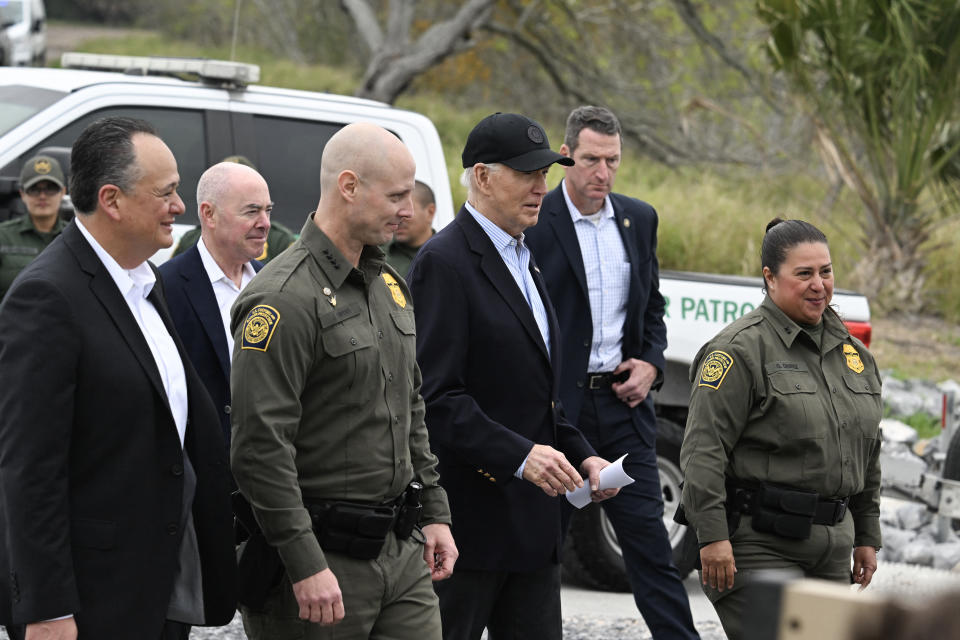 US President Biden (person wearing hat) inspects the US-Mexico border.  (Jim WATSON/AFP) 