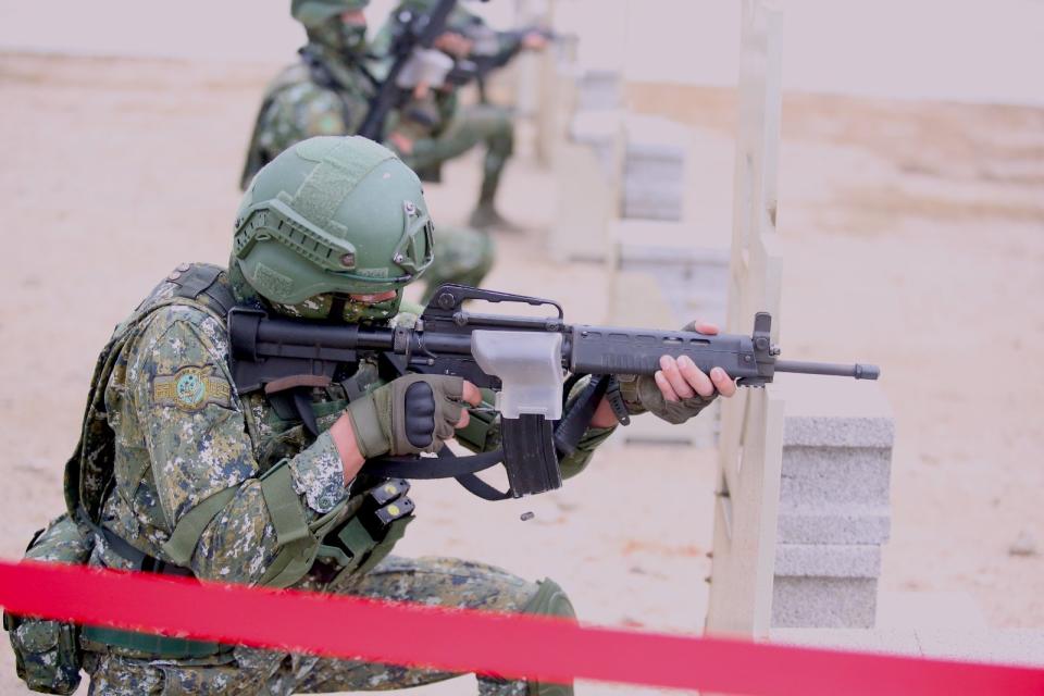 以「海龍蛙兵」著稱的陸軍航空特戰指揮部兩棲偵察營，日前在澎湖進行實戰化射擊訓練時，持T-91戰鬥步槍，並配上彈殼收集器（灰色），減少實彈訓練後撿拾子彈殼的時間與精力，但並未配上內紅點輔助射擊。郭宏章攝。