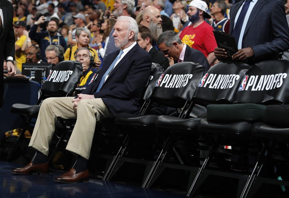 El entrenador de los Spurs de San Antonio, Greg Popovich, sentado en la banca previo al partido contra los Nuggets de Denver, el sábado 27 de abril de 2019, en Denver. (AP Foto/David Zalubowski)