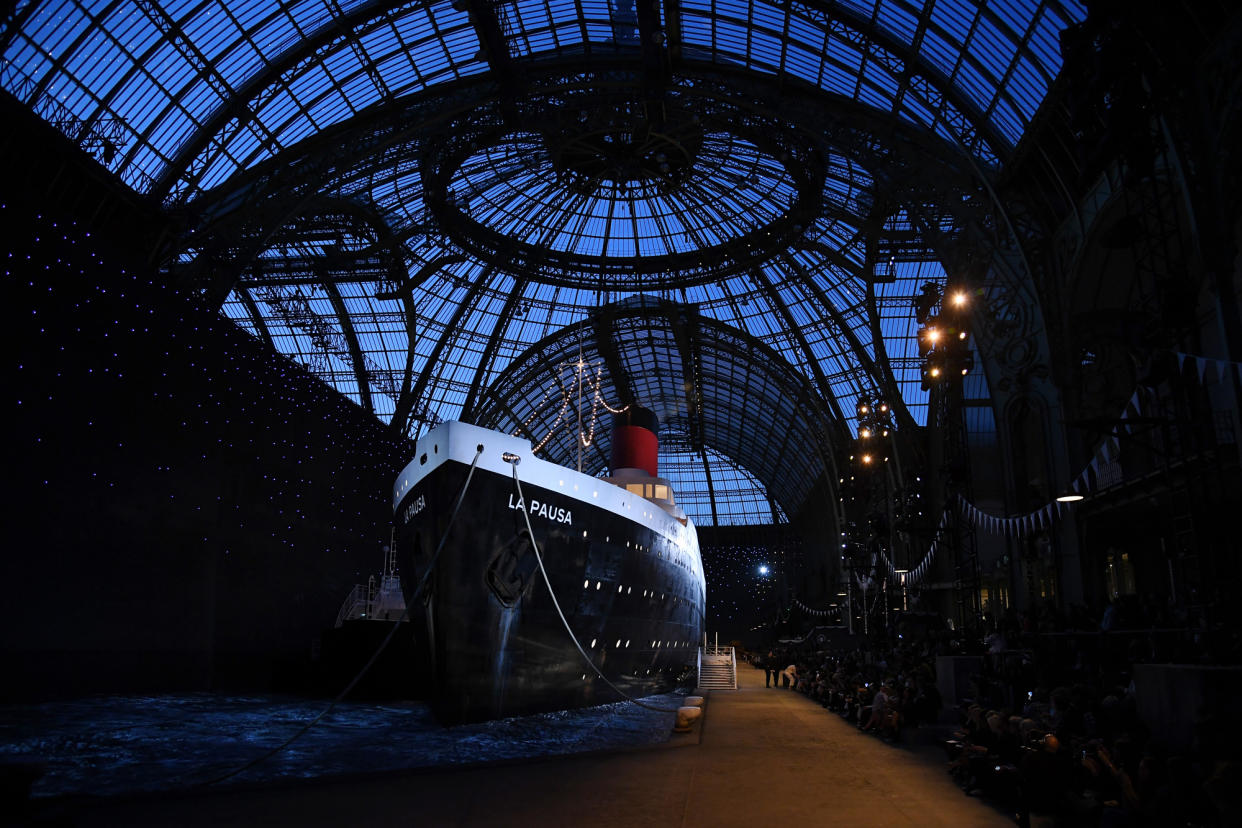 Was könnte besser zu einer Cruise Show passen als ein Schiff? Und für Karl Lagerfeld muss es natürlich extra mondän sein. (Bild: Getty Images)