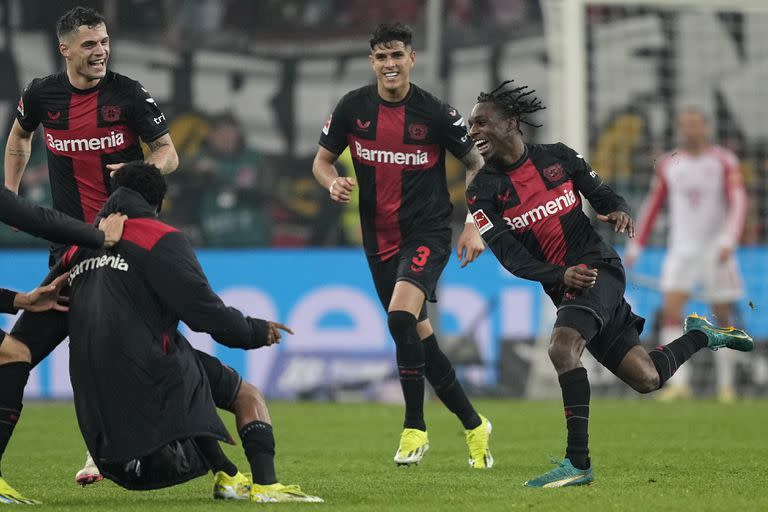 Jeremie Frimpong celebra tras anotar el tercer gol con una corrida y una gran resolución en un contragolpe, aprovechando una incursión del arquero Manuel Neuer para cabecear en un córner.