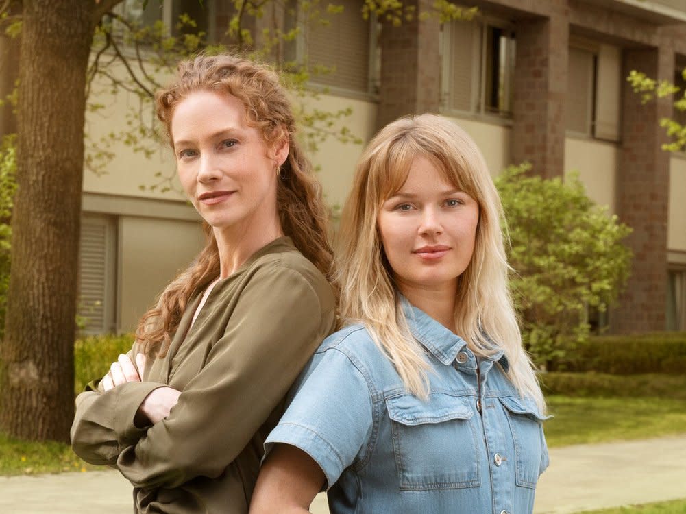 Sina-Valeska Jung (l.) und Isabel Hinz in "Die Spreewaldklinik". (Bild: SAT.1)