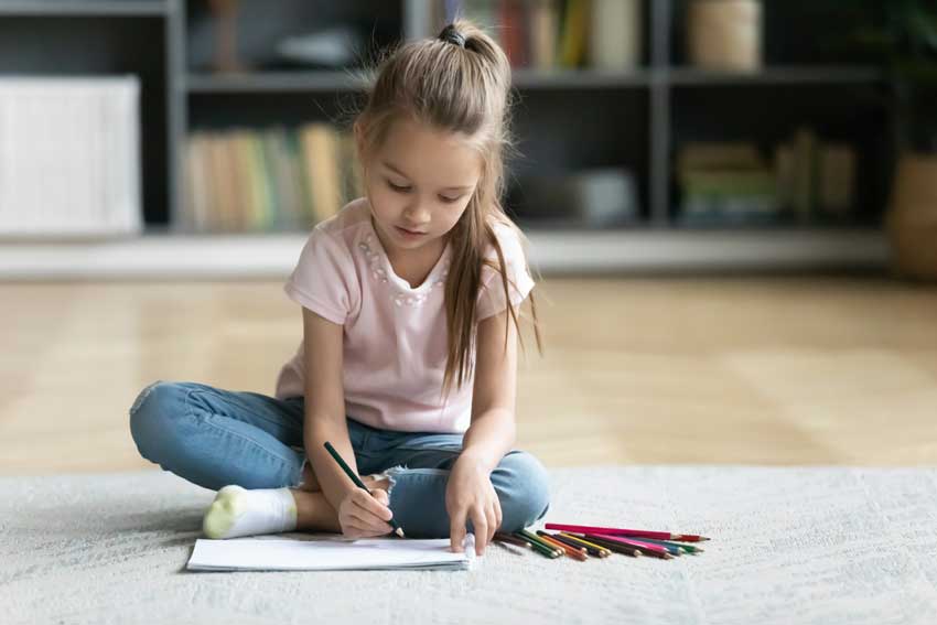 Niña pintando