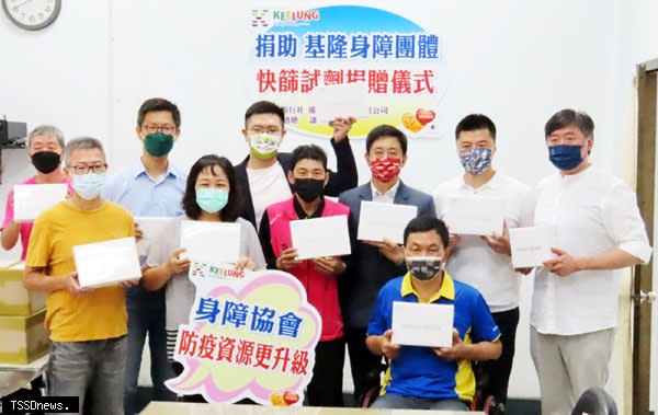 立委蔡適應牽線臺灣台北醫療聯盟協會，捐贈N95口罩給基隆醫院、基層診所。（記者王世明攝）