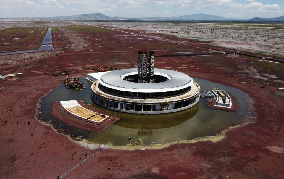 Vista aérea de parte del esqueleto de la torre de control en la construcción abandonada. REUTERS/Carlos Jasso