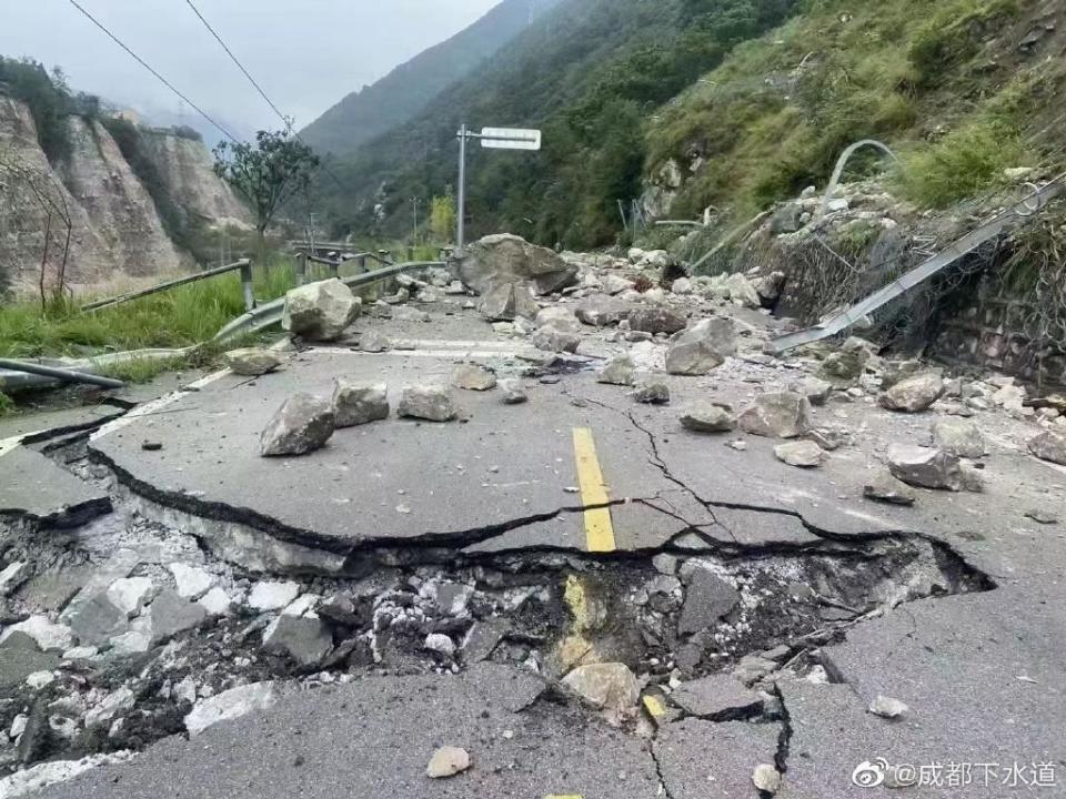 四川強震使多處出現不同層度的災損。（翻攝自微博）