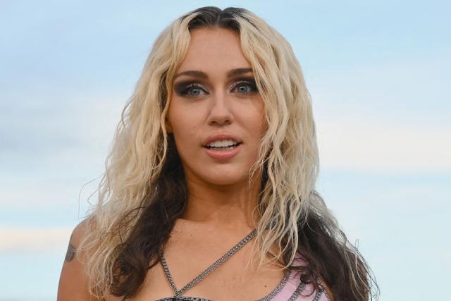 Miley Cyrus unveils bold brunette hair transformation