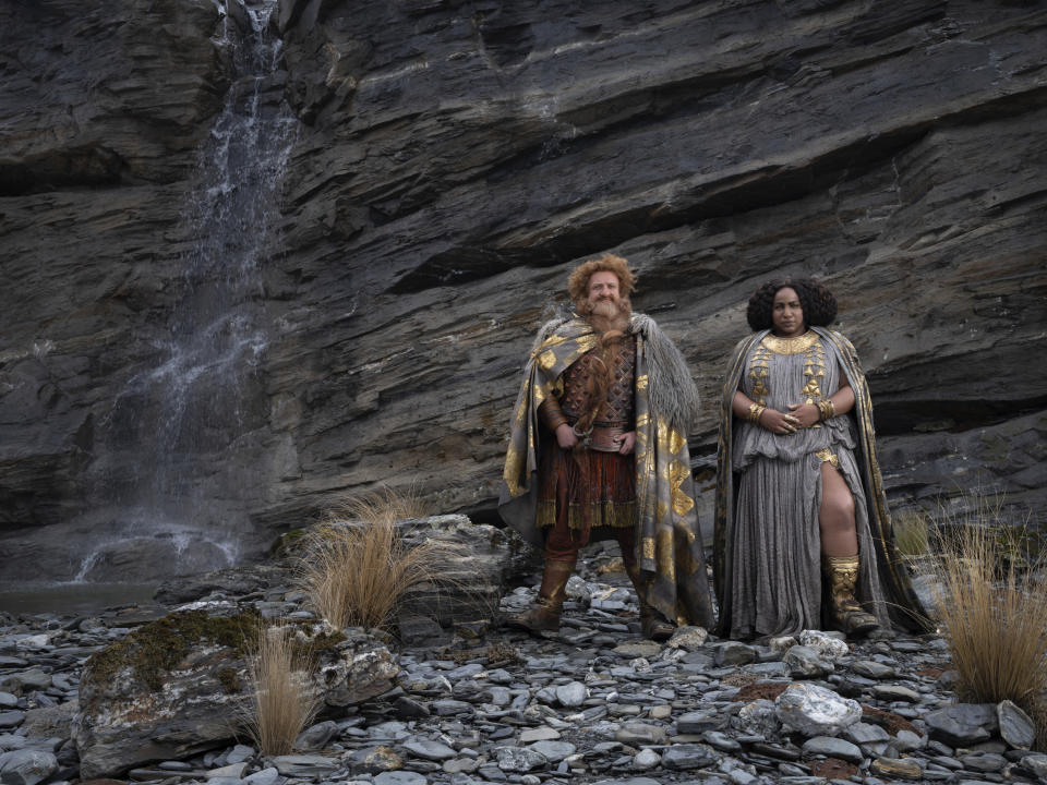 En esta imagen proporcionada por Amazon Studios, Owain Arthur, izquierda, y Sophia Nomvete en una escena de "The Lord of the Rings: The Rings of Power". (Amazon Studios via AP)