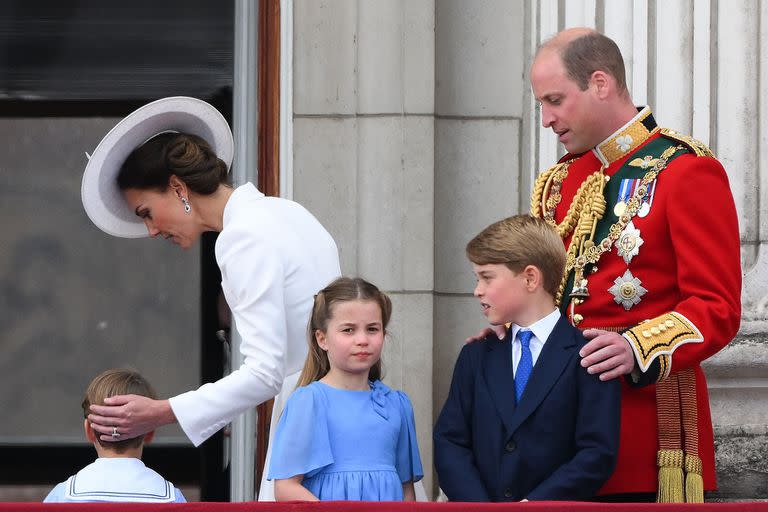 El príncipe Louis junto a su madre, Kate; al lado, George y Charlotte, y su padre, William  (DANIEL LEAL/)