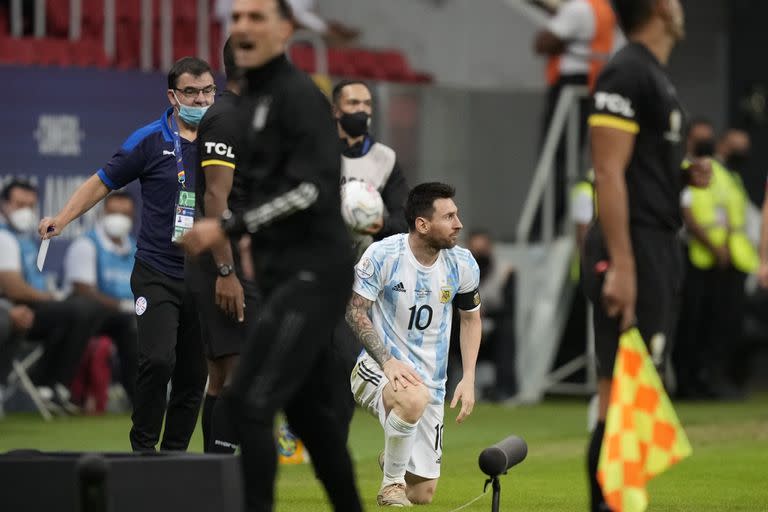 El argentino Lionel Messi, en el centro, se arrodilla durante un partido de fútbol de la Copa América contra Paraguay en el estadio Nacional de Brasilia, Brasil, el lunes 21 de junio de 2021 