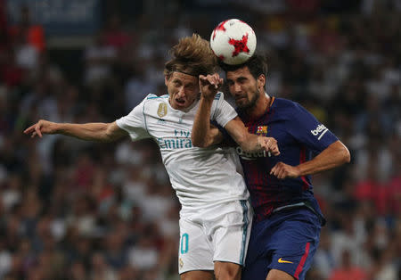 Soccer Football - Real Madrid vs Barcelona - Spanish Super Cup Second Leg - Madrid, Spain - August 16, 2017 Barcelona’s Andre Gomes in action with Real Madrid’s Luka Modric REUTERS/Sergio Perez