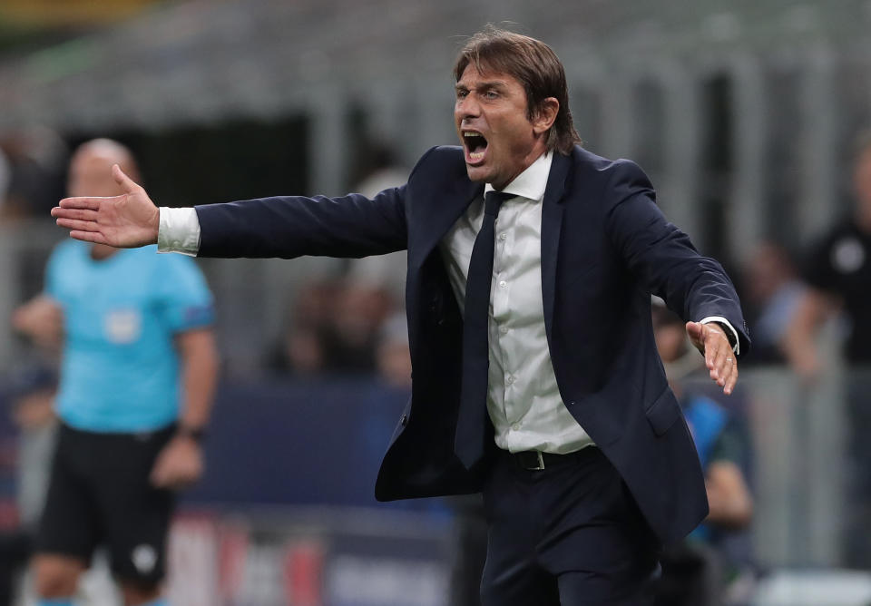 MILAN, ITALY - SEPTEMBER 17:  FC Internazionale coach Antonio Conte shouts to his players during the UEFA Champions League group F match between FC Internazionale and Slavia Praha at Giuseppe Meazza Stadium on September 17, 2019 in Milan, Italy.  (Photo by Emilio Andreoli/Getty Images)