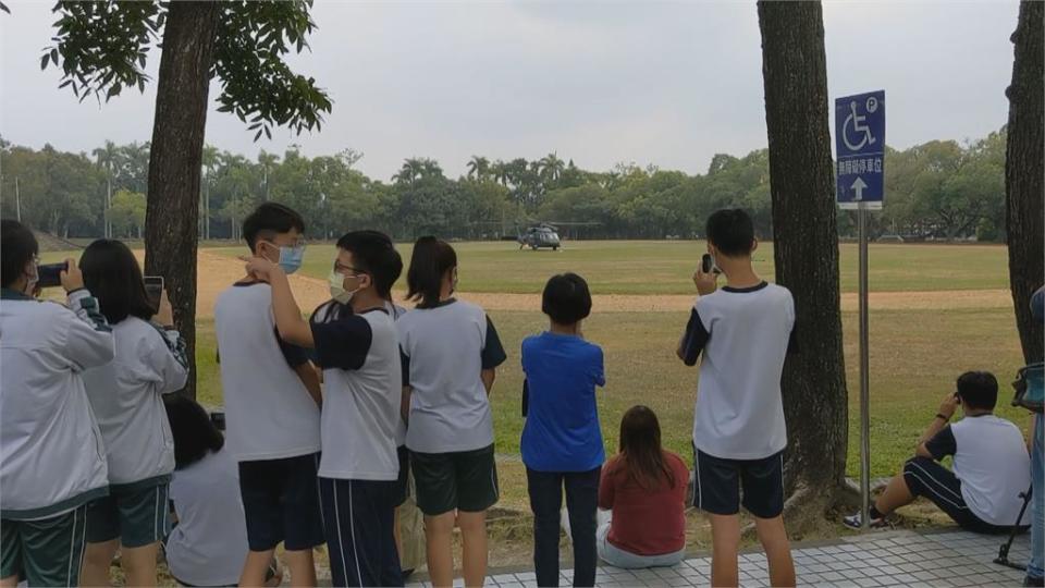 超帥演訓　黑鷹直升機降落操場　學生觀演習