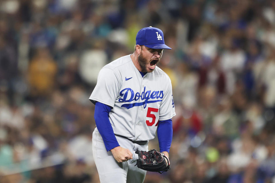 Ryan Brasier, voltigeur des Dodgers de Los Angeles, réagit après avoir éliminé Teoscar Hernandez des Mariners de Seattle pour terminer la huitième manche d'un match de baseball, le samedi 16 septembre 2023, à Seattle.  (Photo AP/Maddy Grassi)