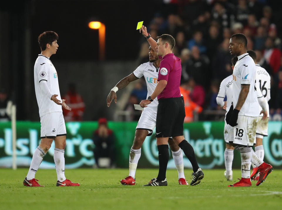 Ki Sung-yueng got away with shoving the ref