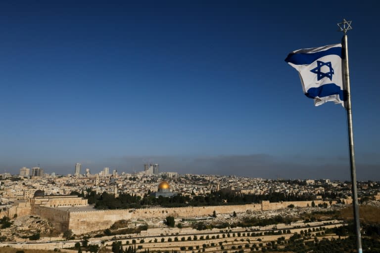 Angesichts der Spannungen im Nahen Osten hat die Ratingagentur Standard & Poor's Israels langfristige Kreditwürdigkeit abgesenkt. Die Note wurde von AA- auf A+ herabgesetzt und der Ausblick ist nun außerdem negativ. (Ahmad GHARABLI)