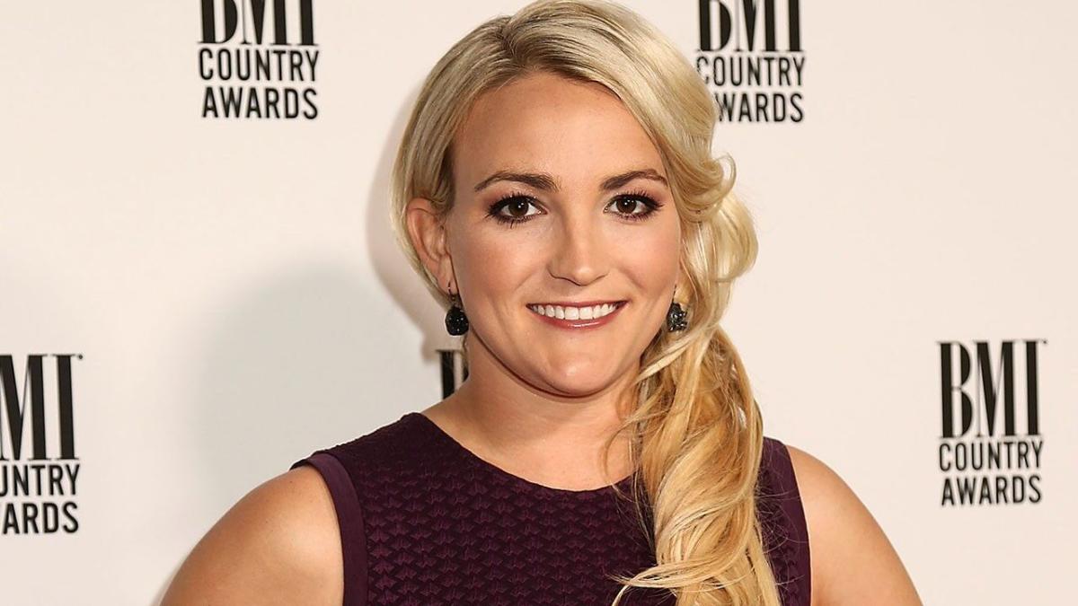 Jamie Lynn Spears Shows Off Her New Brunette Do For Upcoming Sweet Magnolias Role See The Look