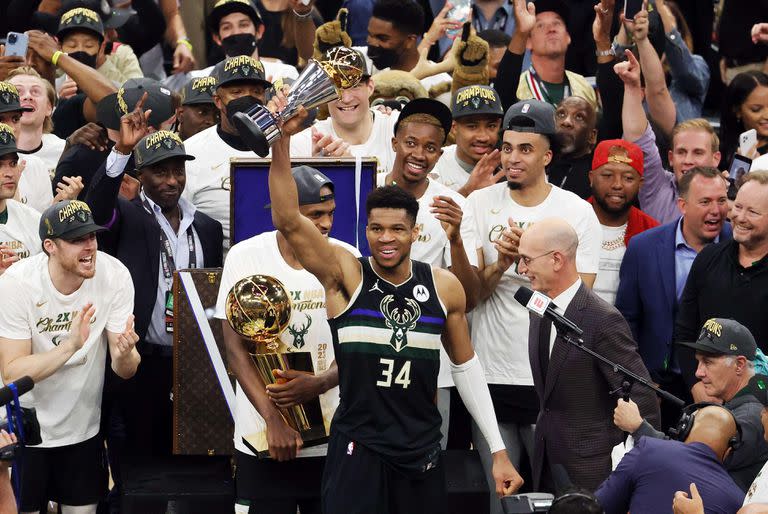 Giannis Antetokounmpo levanta el trofeo al jugador más valioso, MVP, de la final de la NBA; Milwaukee Bucks le ganó a Phoenix Suns y el griego es hoy el mejor basquetbolista del mundo.