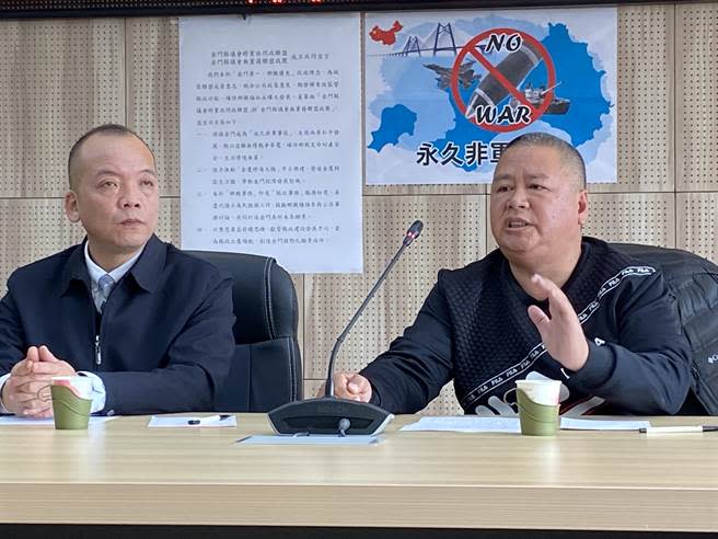 「無黨籍聯盟政團」召集人洪鴻斌(右)與「跨黨派問政聯盟」召集人陳泱瑚(左)共同於成立大會上發表4大宣言。(于家麒攝)