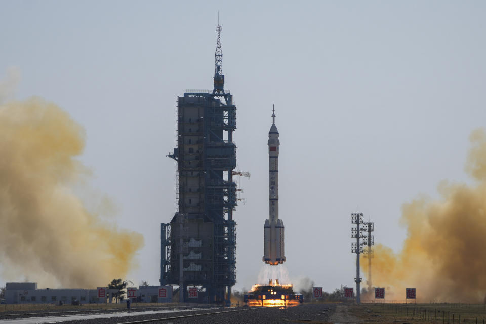 Un cohete Long March, con la nave espacial tripulada Shenzhou-17 a bordo, despega del centro de lanzamiento de satélites de Jiuquan, en el noroeste de China, el 26 de octubre de 2023. (AP Foto/Andy Wong)