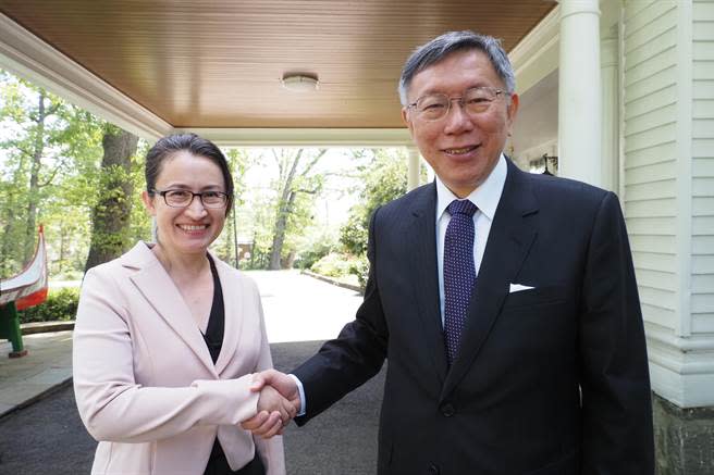 台灣民眾黨主席柯文哲美東時間21日上午前往雙橡園會見駐美代表蕭美琴。（民眾黨提供／楊亞璇台北傳真）