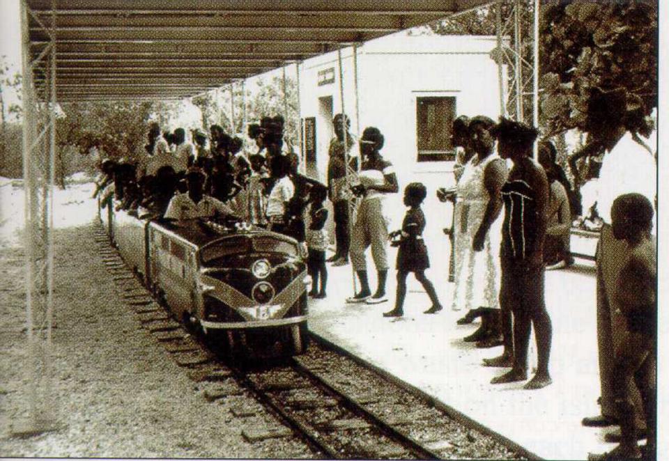 Un tren llevaba a la gente por Virginia Key Beach Park en los años 40 y 50, cuando era la única playa a la que podían ir las familias afroamericanas durante la época de segregación de Miami.