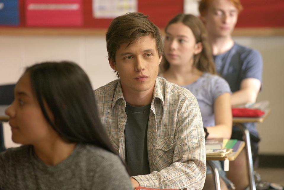 Eric (Nick Robinson) muss seine Schulleistungen deutlich verbessern, um an seiner Traum-Uni angenommen zu werden. Seine neue Lehrerin soll helfen. (Bild: Disney+)